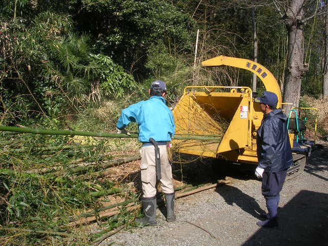 竹林伐採枝葉粉砕機チッパー３